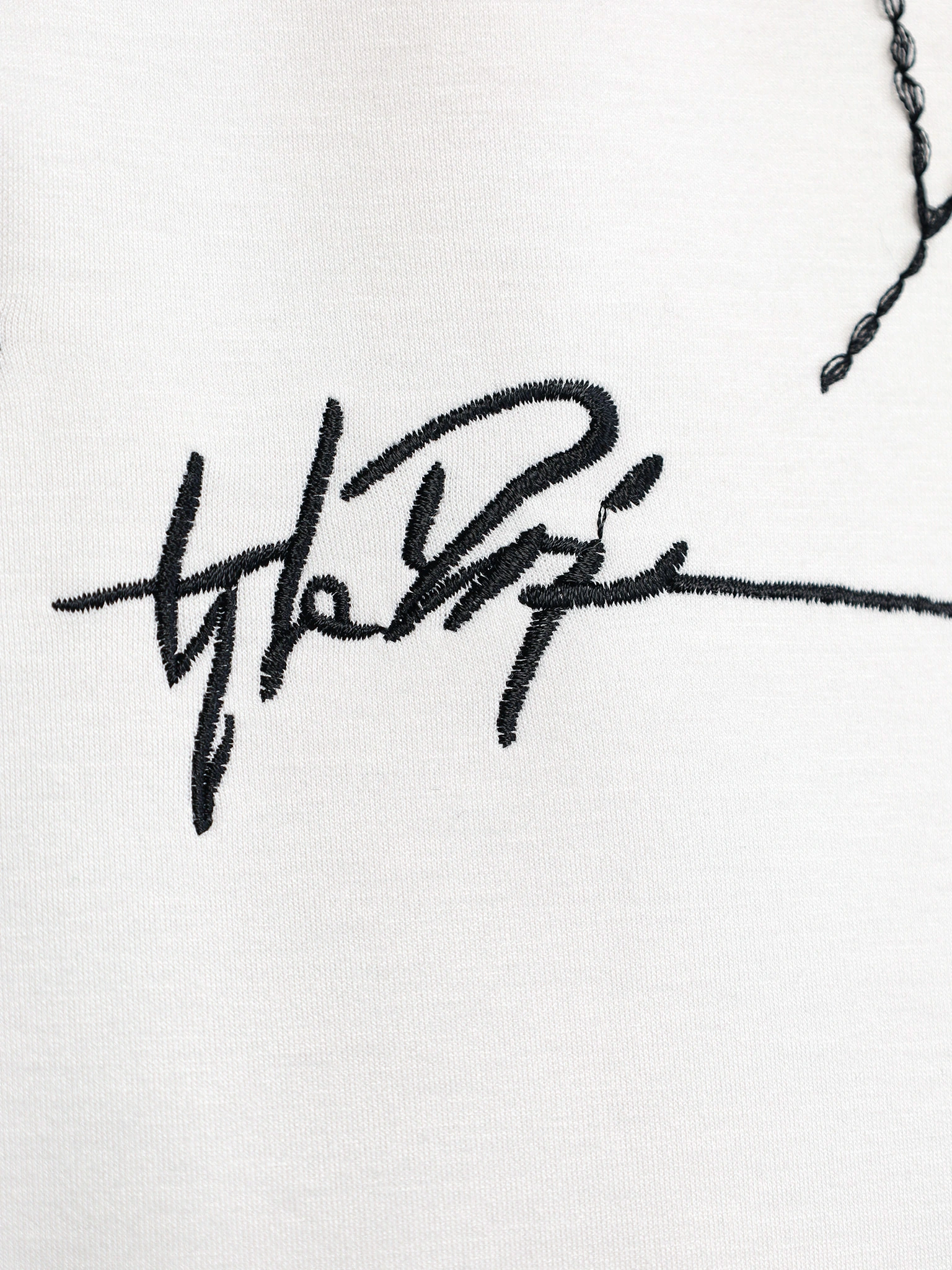 Свитшот белого цвета свободного кроя с декоративной вышивкой